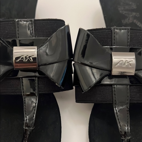 Anne Klein Glossy Black Bow Slide Sandals Size 8 - Picture 3 of 3